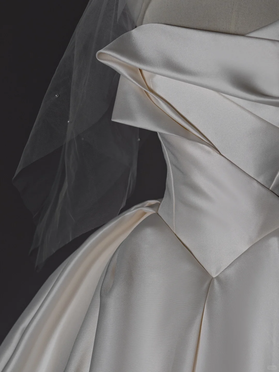 Vestido de novia largo clásico sin tirantes, de satén plisado y con velo de novia GG2994