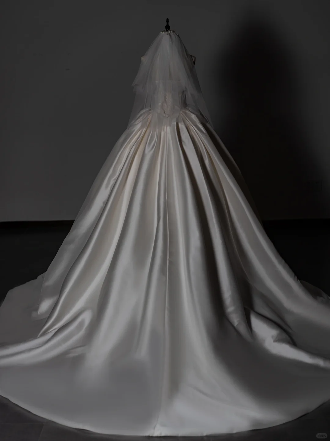 Vestido de novia largo clásico sin tirantes, de satén plisado y con velo de novia GG2994