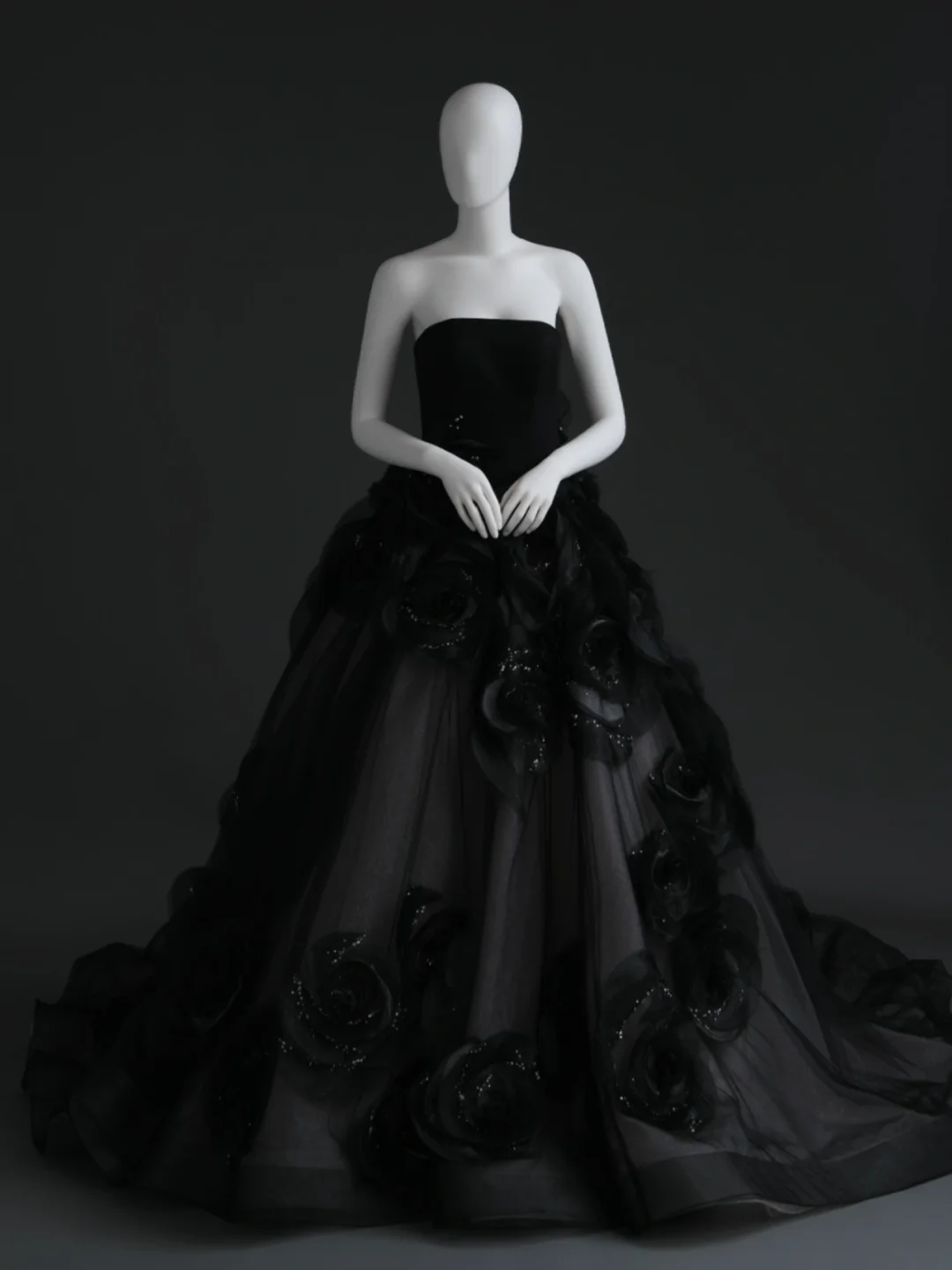 Vestido de novia largo de satén y tul con flores, sin tirantes, color negro, GG2999