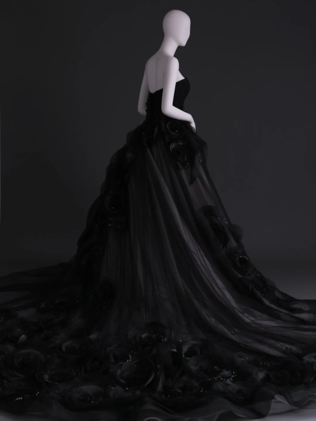 Vestido de novia largo de satén y tul con flores, sin tirantes, color negro, GG2999
