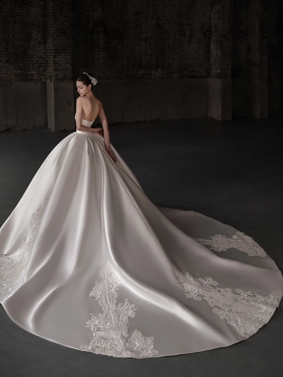 Elegant Ball Gown Strapless Satin Applique Long Wedding Dress GG3038
