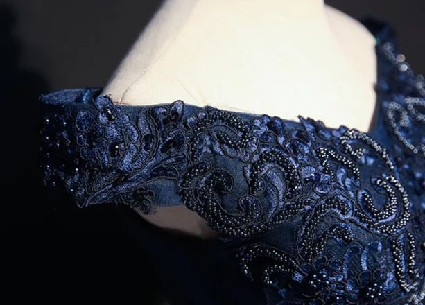 Hermoso vestido de fiesta largo de tul azul oscuro con hombros descubiertos y apliques, vestido de noche GG388