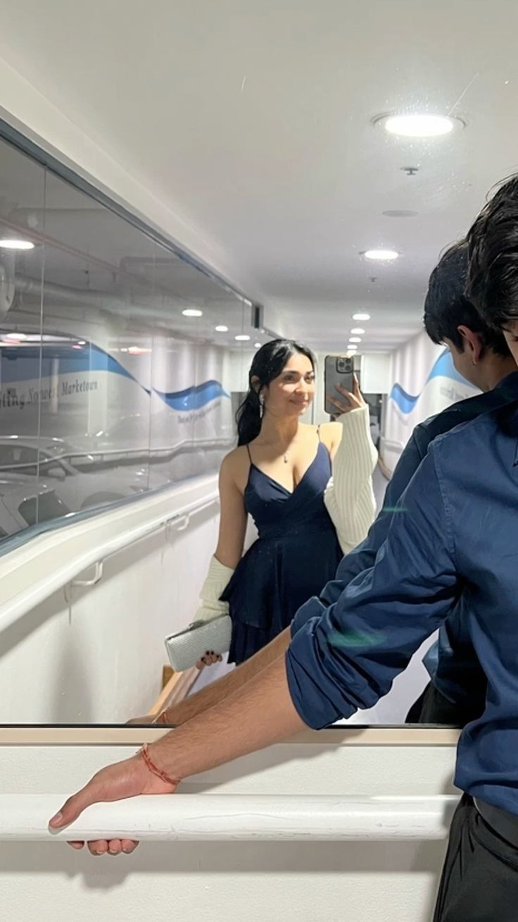 Vestido corto azul marino de satén con tirantes finos para fiesta de bienvenida, vestido de verano para 17.º cumpleaños GG3948