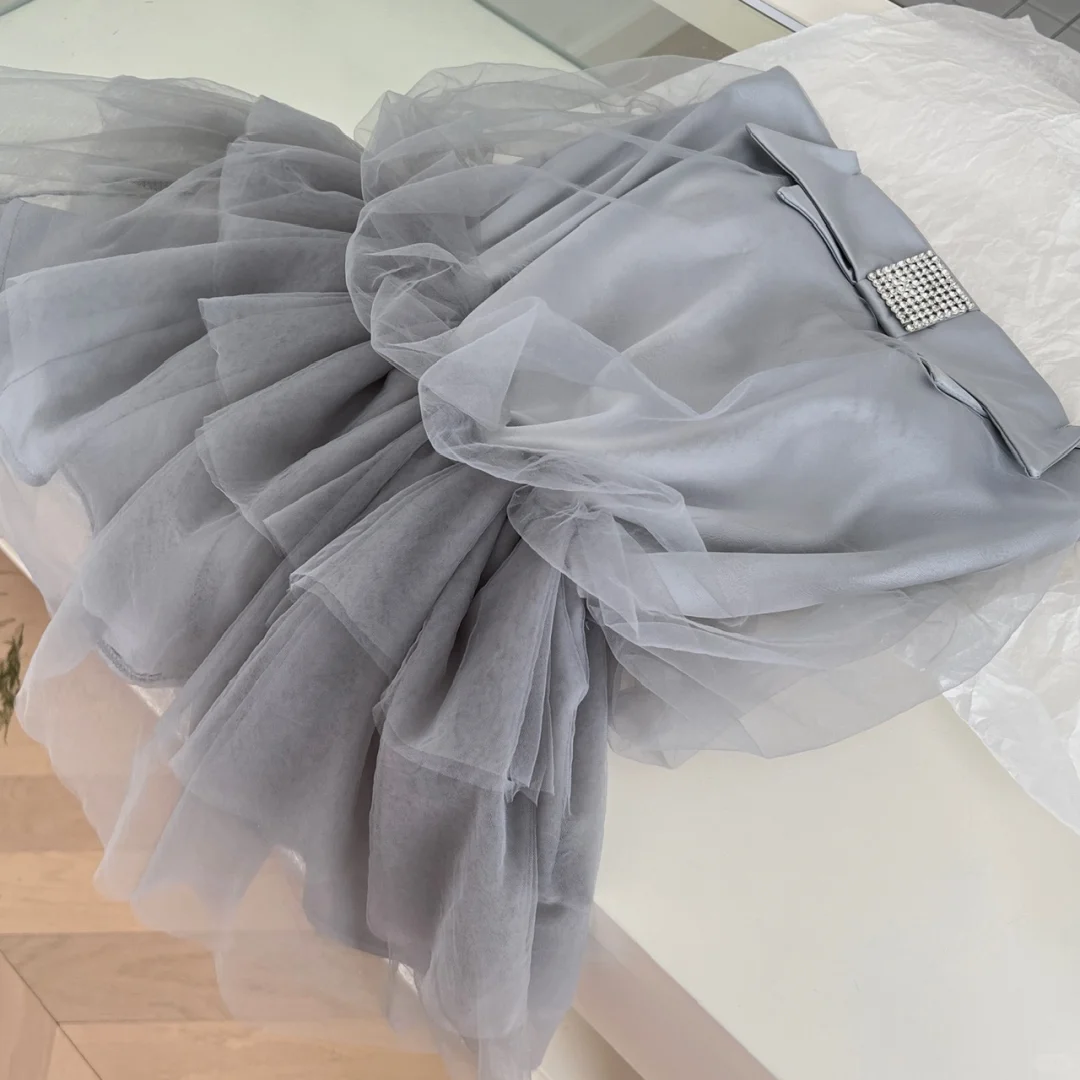 Vestido corto elegante de tul satinado gris sin tirantes, corte A, para fiesta de bienvenida, para cumpleaños número 18, GG3981