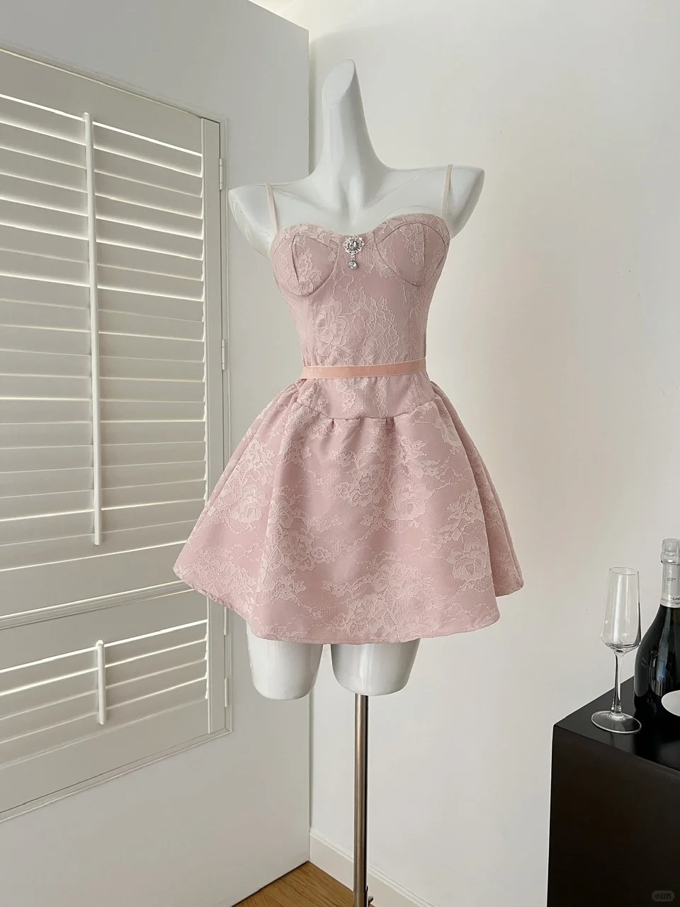 Vestido corto de satén rosa con tirantes finos y encaje para fiesta de bienvenida, corte A, para cumpleaños número 18, GG3982