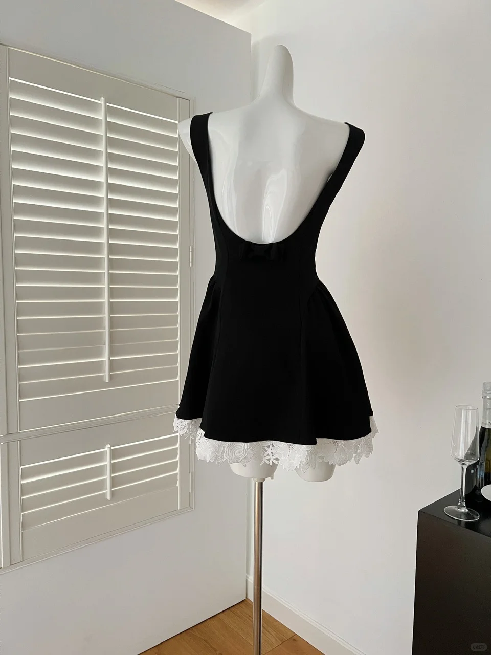 Vestido de fiesta corto con escote en A, corte cuadrado, de satén negro, con encaje y espalda descubierta. Vestido para 17.º cumpleaños de verano GG3985