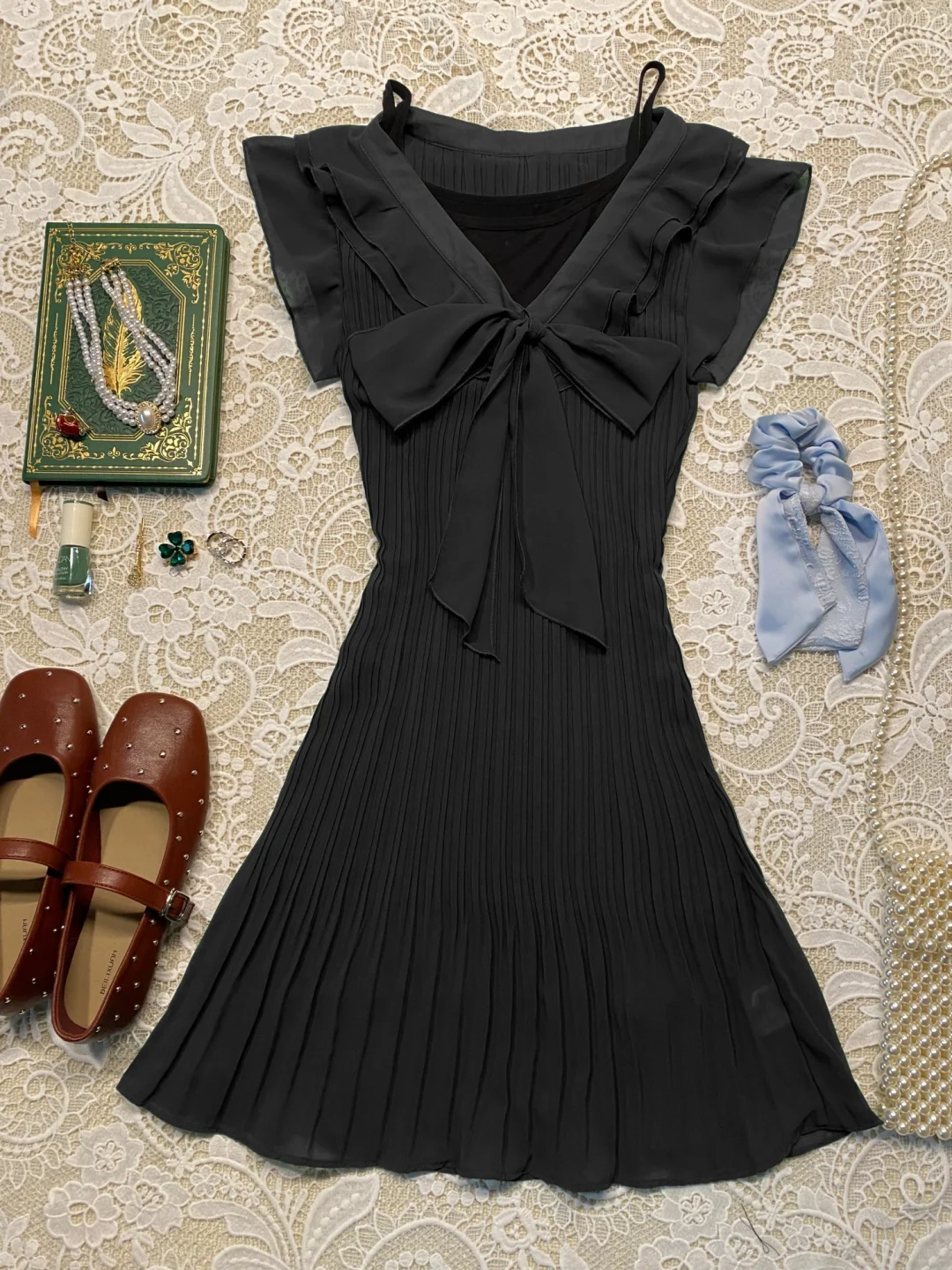 Vestido corto elegante de fiesta de bienvenida con escote en V, satén negro, gasa plisada y lazo, para cumpleaños número 17, GG4072