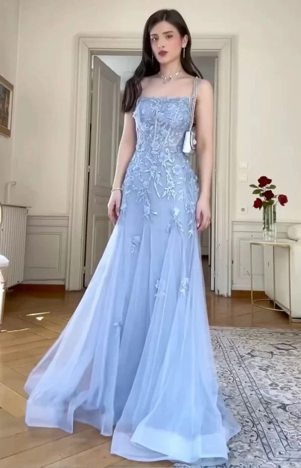 Vestido de noche elegante de sirena con apliques de tul azul, largo y espalda abierta