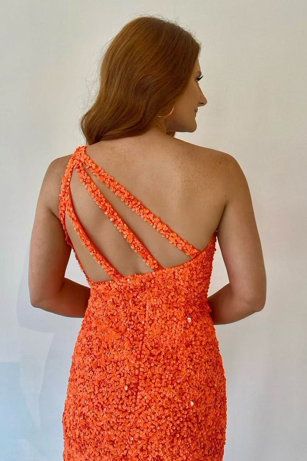 Vestido corto Hoco con lentejuelas naranjas y un solo hombro