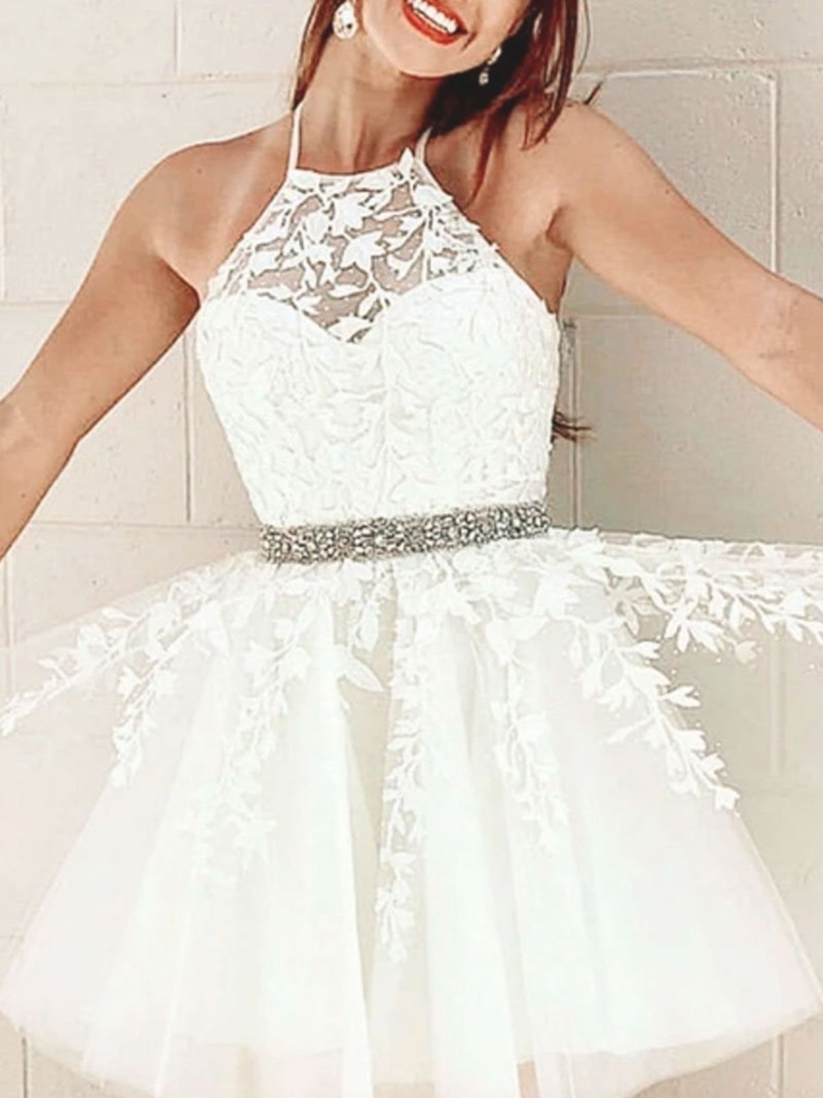Vestidos de fiesta cortos de encaje amarillo y blanco con cuello halter, vestidos de fiesta formales de encaje cortos para el regreso a casa.