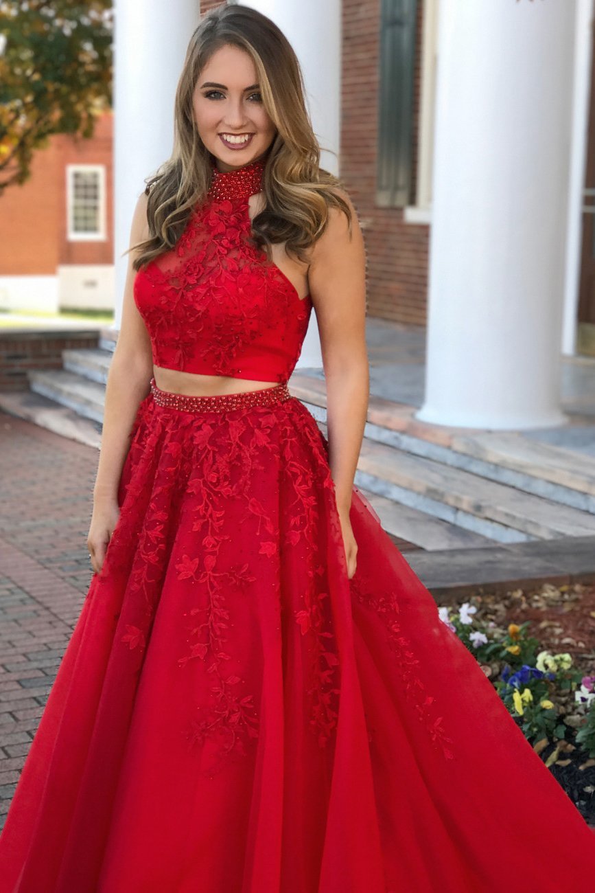 Vestido de fiesta largo de tul rojo de dos piezas con cuello halter y apliques de cuentas