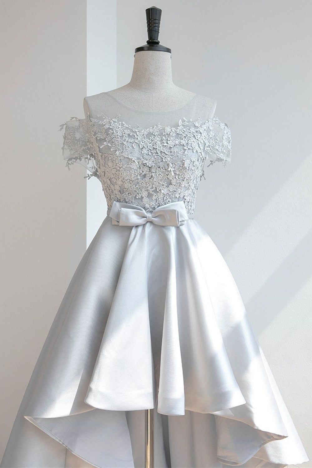 Vestido de fiesta de encaje gris con hombros descubiertos y corte alto y bajo, vestidos cortos para el regreso a casa