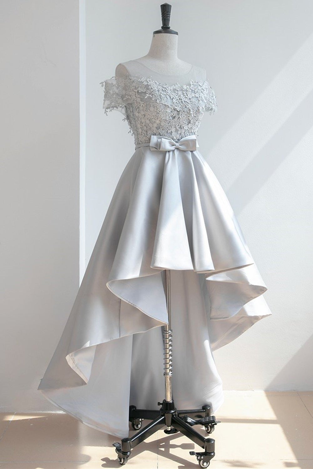 Vestido de fiesta de encaje gris con hombros descubiertos y corte alto y bajo, vestidos cortos para el regreso a casa