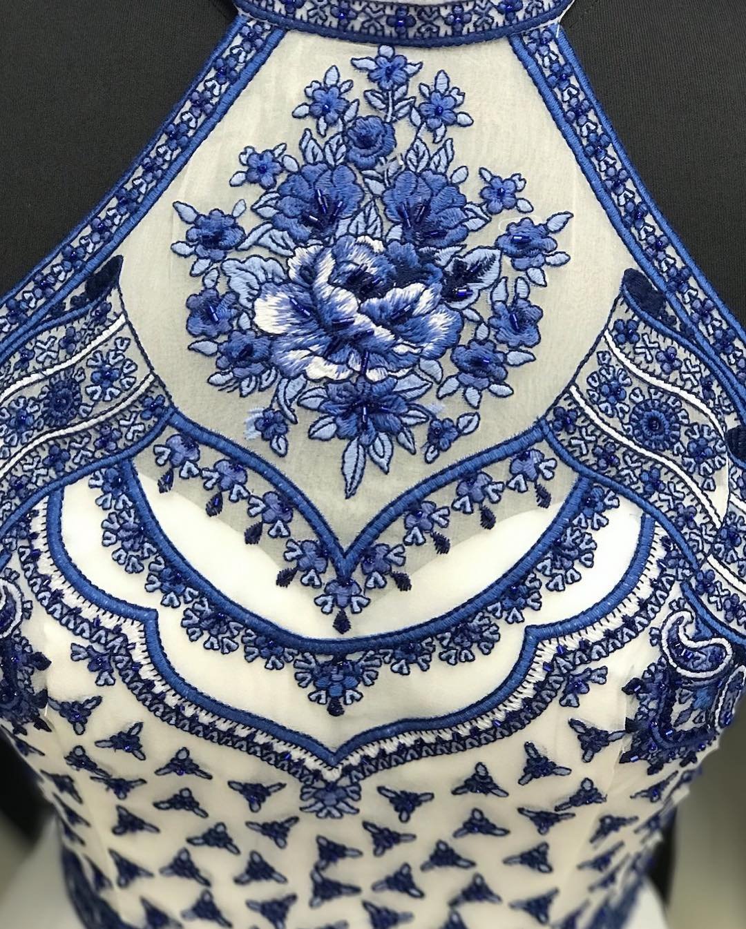 Vestido de fiesta largo sin espalda con cuello alto y bordado azul y blanco