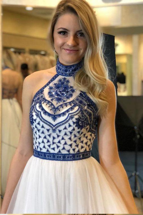 Vestido de fiesta largo sin espalda con cuello alto y bordado azul y blanco