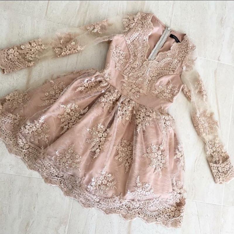 Elegante vestido de cóctel corto de encaje con mangas largas y escote en V
