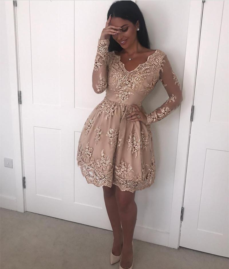 Elegante vestido de cóctel corto de encaje con mangas largas y escote en V