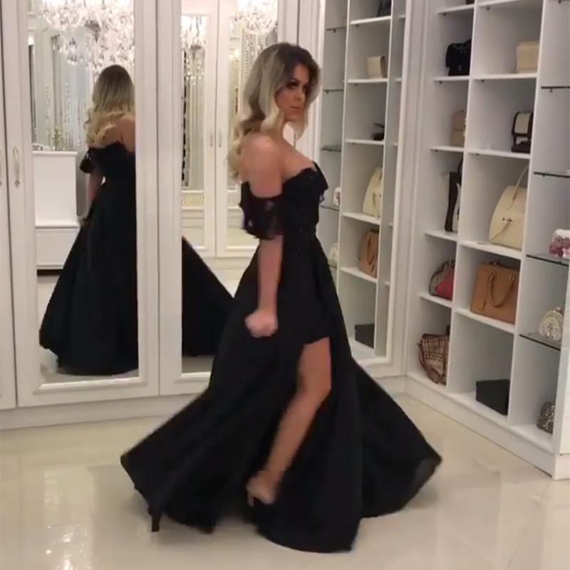 Elegante vestido de fiesta de encaje negro con hombros descubiertos y abertura en la pierna