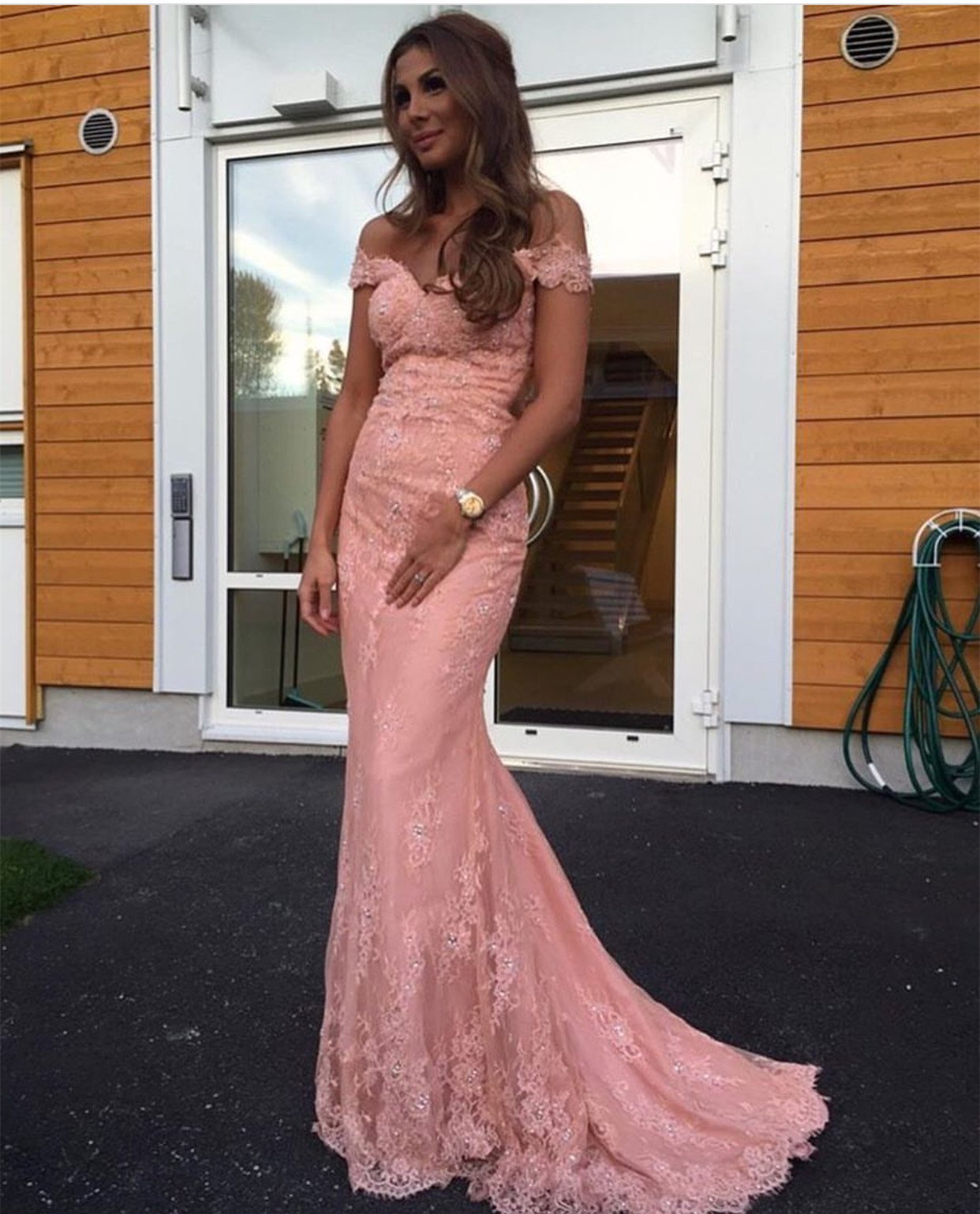 Elegante vestido de noche de sirena con encaje rosa y hombros descubiertos, vestido de fiesta