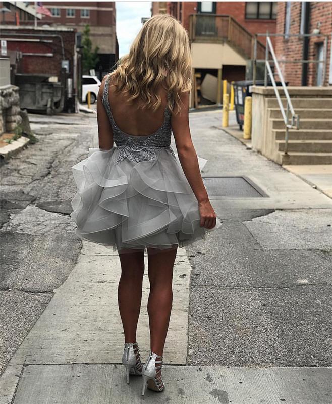 Elegantes vestidos de fiesta cortos con apliques de encaje y volantes de organza