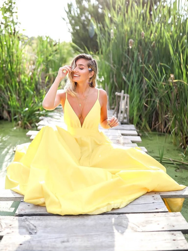 Vestidos de fiesta largos estilo imperio con escote en V y tirantes finos en amarillo pastel claro