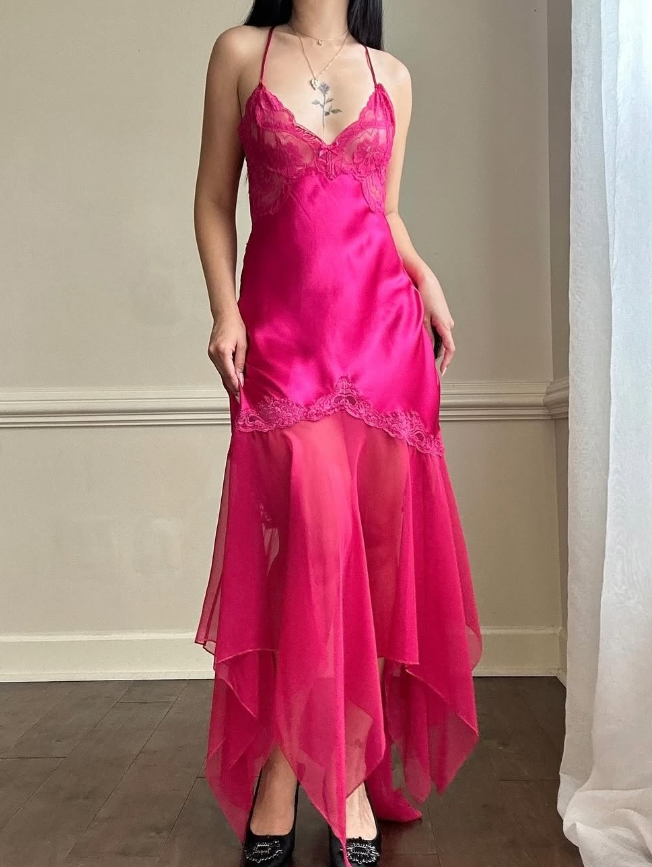 Vestido de fiesta rosa intenso con tirantes finos, corte A y escote en V.