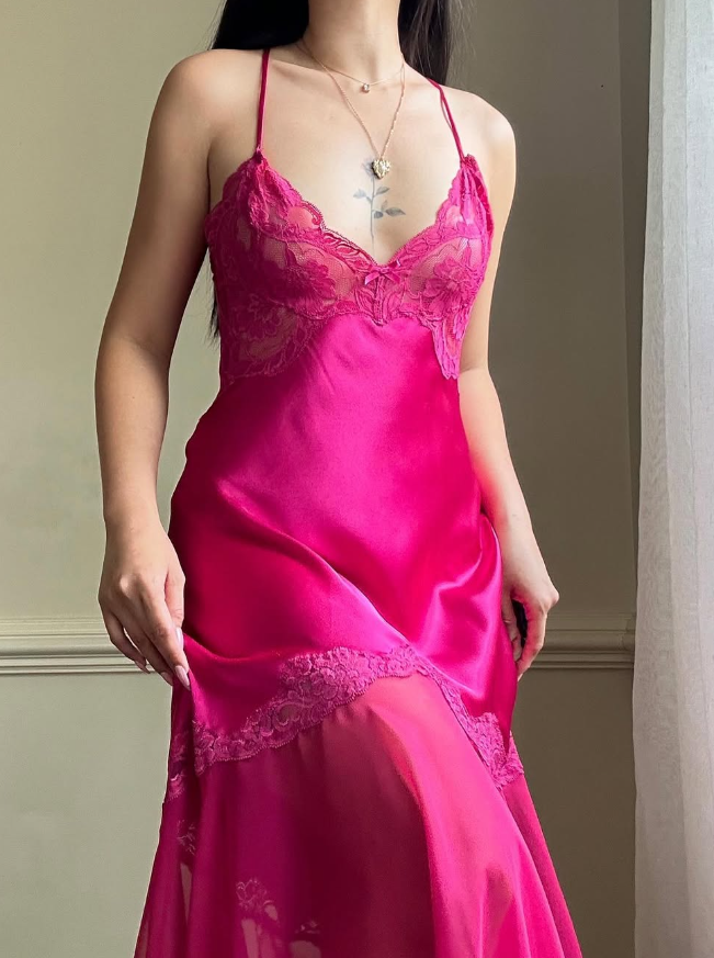 Vestido de fiesta rosa intenso con tirantes finos, corte A y escote en V.