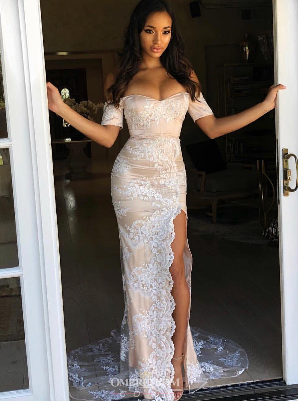Vestido de fiesta largo con mangas cortas y hombros descubiertos con abertura