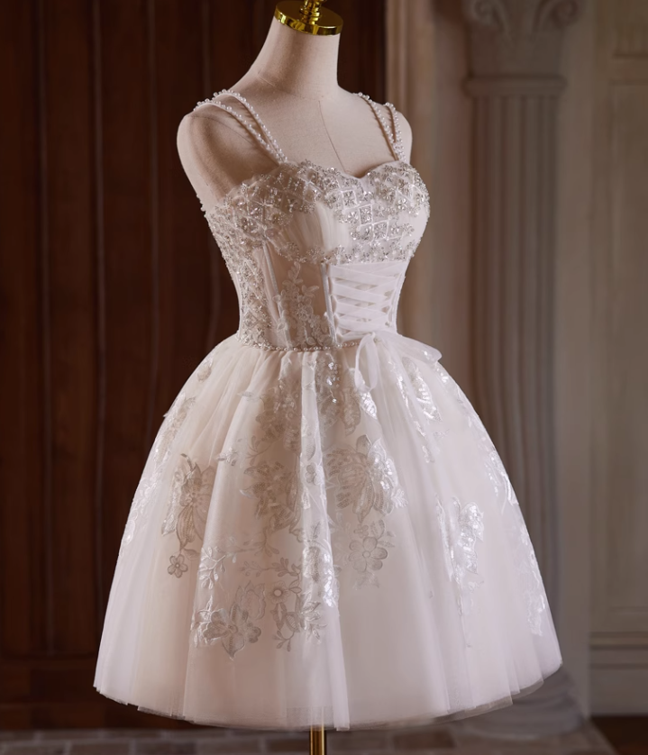 Elegante vestido de fiesta corto con tirantes finos, corte A y diseño de cuentas y bordado en beige TP3464