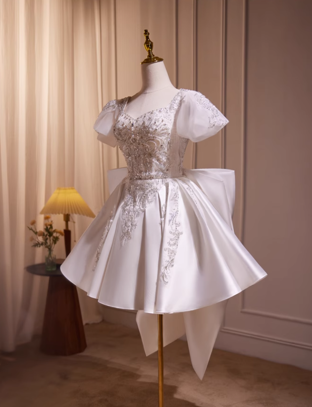 Elegante vestido de fiesta corto con tirantes finos, corte A y diseño de lazo con cuentas y bordado blanco TP3465