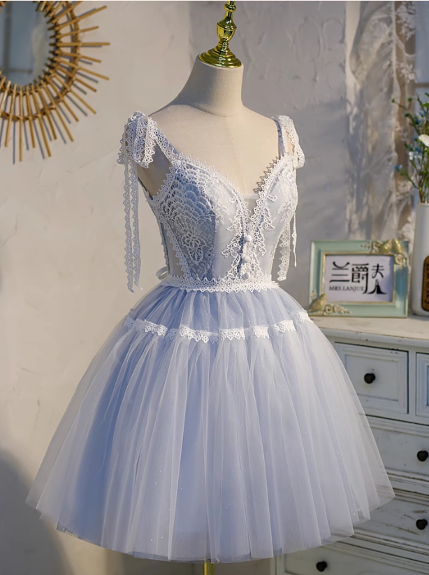 Vestido de fiesta con tirantes finos de malla y diseño de encaje azul claro TP3474
