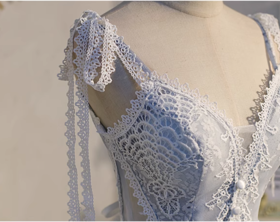 Vestido de fiesta con tirantes finos de malla y diseño de encaje azul claro TP3474