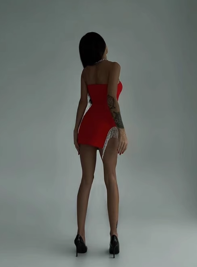 Vestido de fiesta rojo sin tirantes con diseño de borlas plateadas, TP3901
