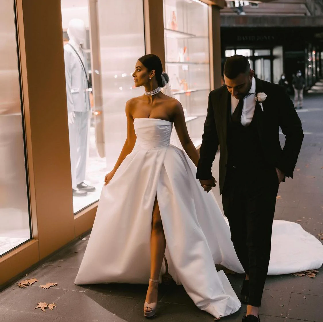 Vestido de novia largo de satén sencillo de primavera, corte A, estilo bohemio, sin tirantes, para playa