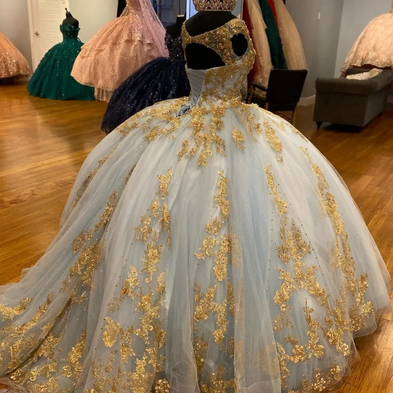 Sky Blue Sexy V-Neck Ball Gown Luxury Beaded Gold Applique Quinceanera Dresses Sleeveless Tull Princess Sweet 16 15 Vestidos De fg5575