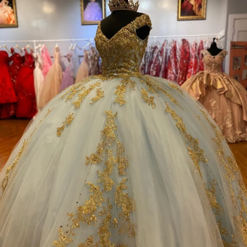 Sky Blue Sexy V-Neck Ball Gown Luxury Beaded Gold Applique Quinceanera Dresses Sleeveless Tull Princess Sweet 16 15 Vestidos De fg5575