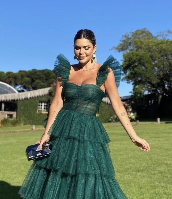Vestido de fiesta largo de tul con tirantes en forma de A y capas en color verde cazador
