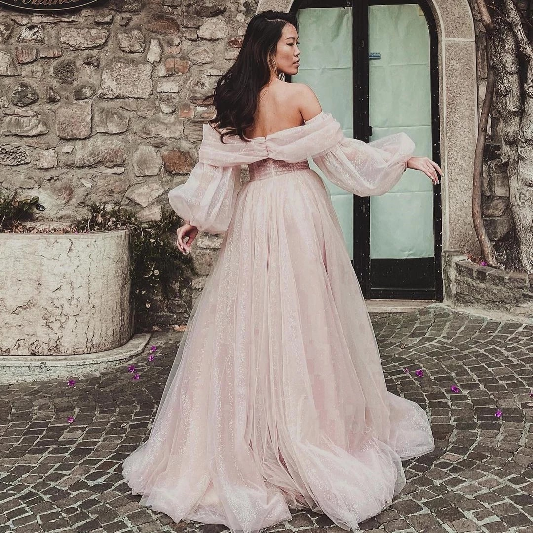 Vestidos de fiesta de tul rosa brillante con hombros descubiertos, mangas largas abullonadas y abertura para noche