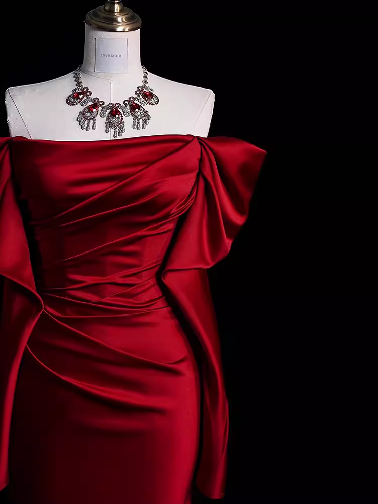 Vestidos de fiesta elegantes de satén burdeos largos con hombros descubiertos y corte sirena