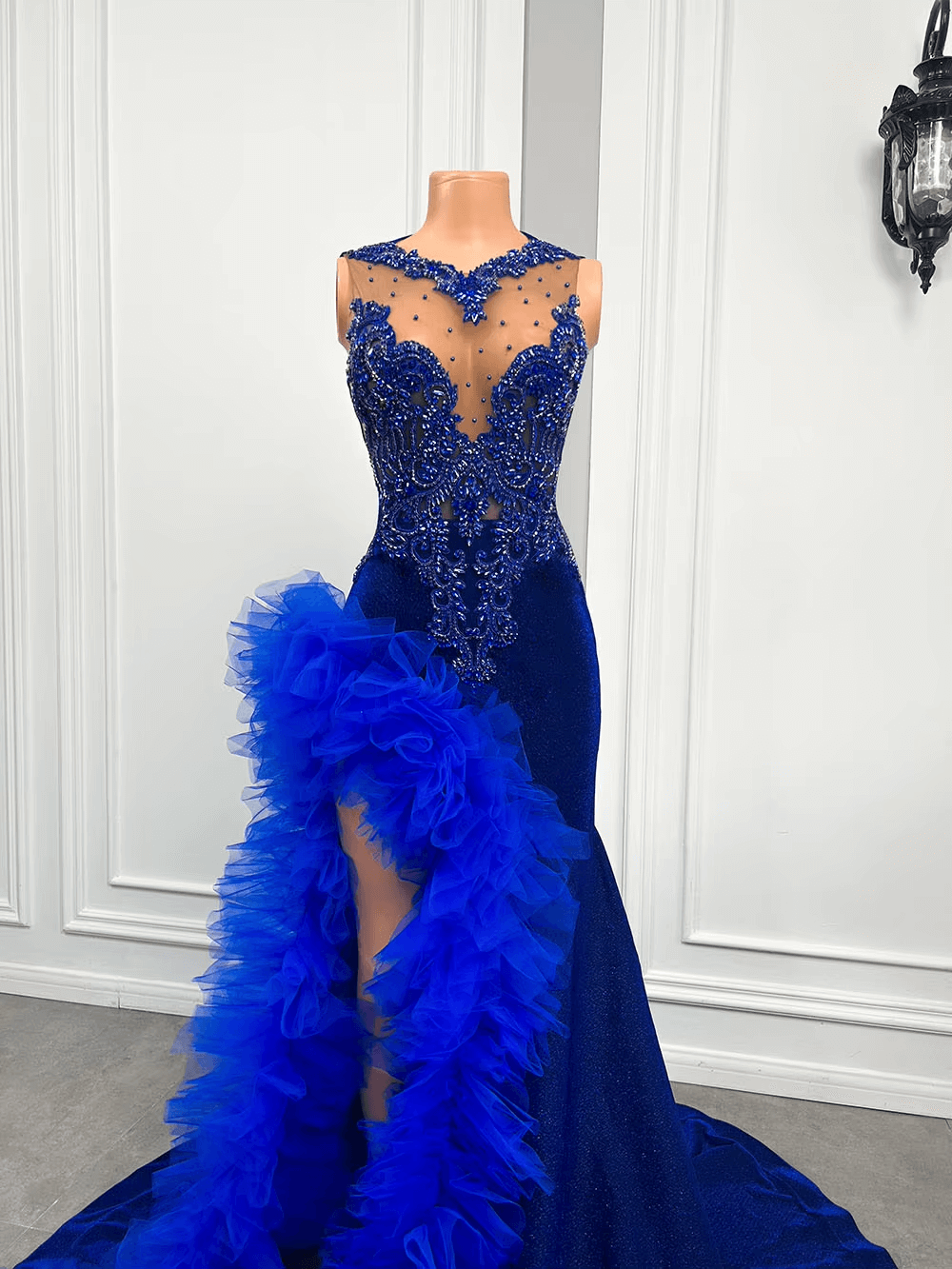 Vestido de fiesta de sirena azul real con volantes y abertura