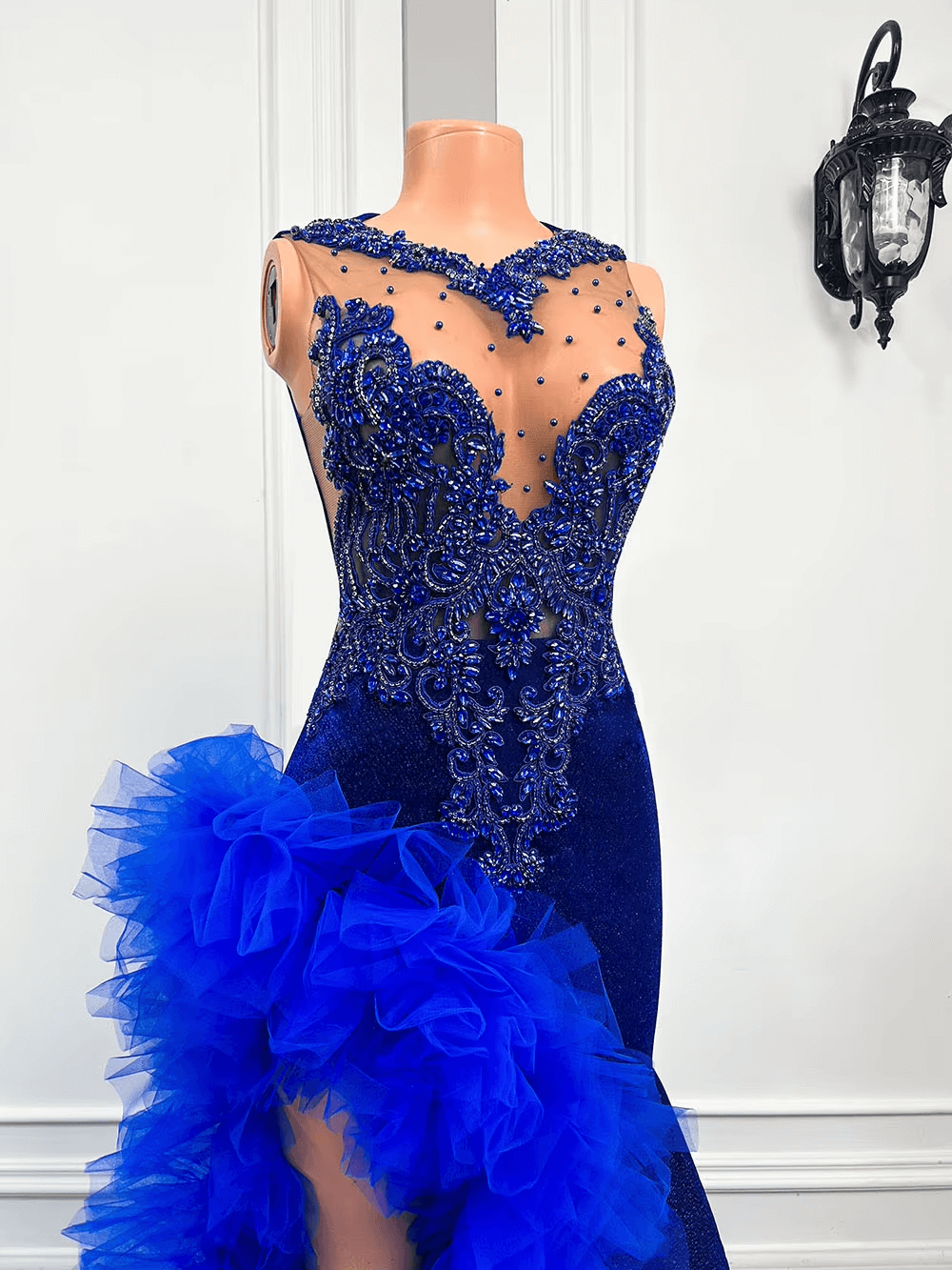 Vestido de fiesta de sirena azul real con volantes y abertura