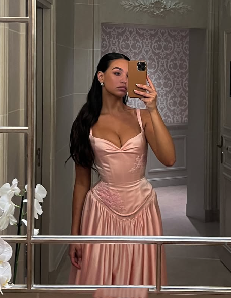 Elegante vestido de noche rosa largo de satén con tirantes finos y corte en A para graduación