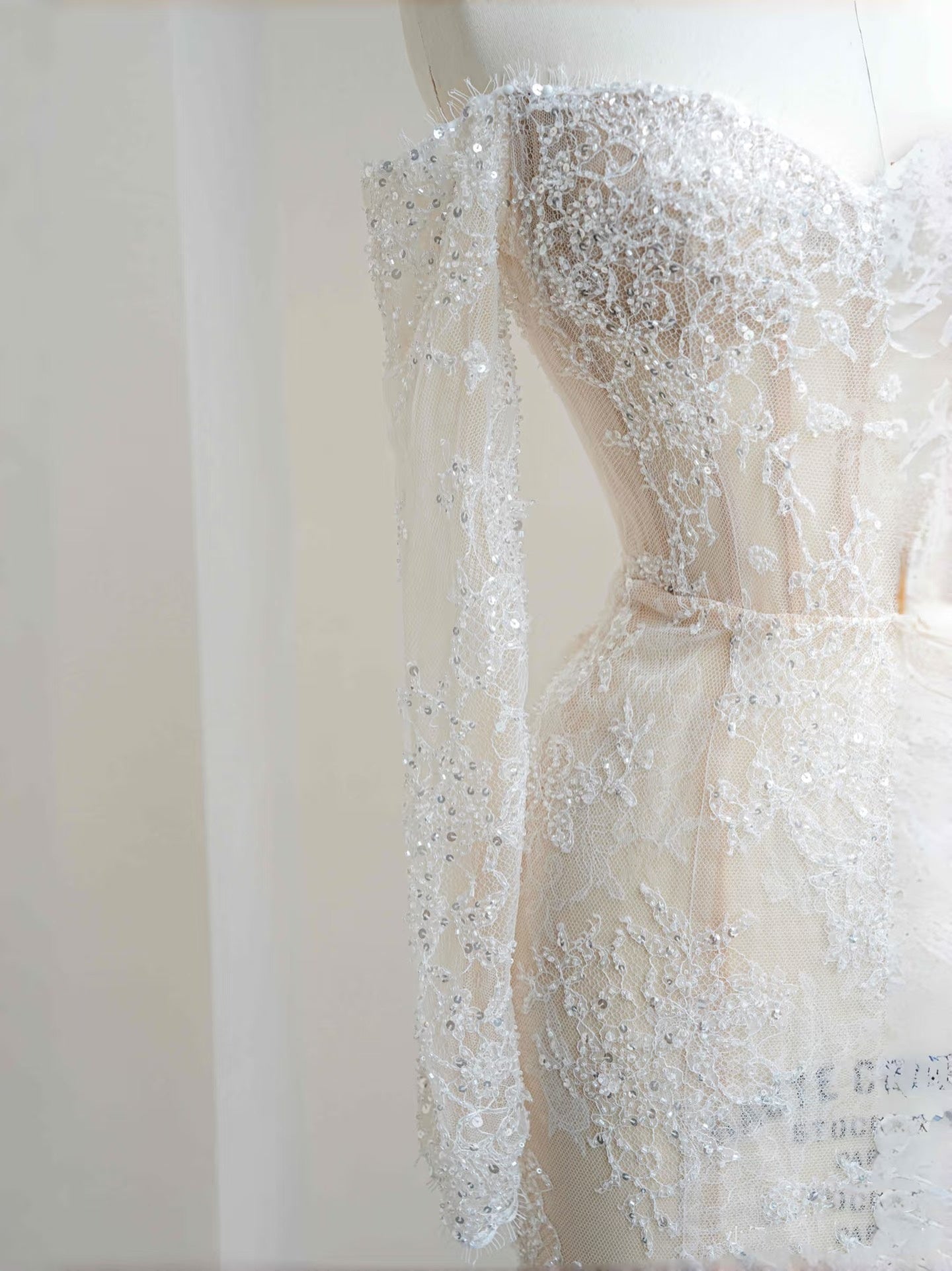 Hermoso vestido de novia de corte sirena con hombros descubiertos y encaje blanco, largo, modesto, D2717