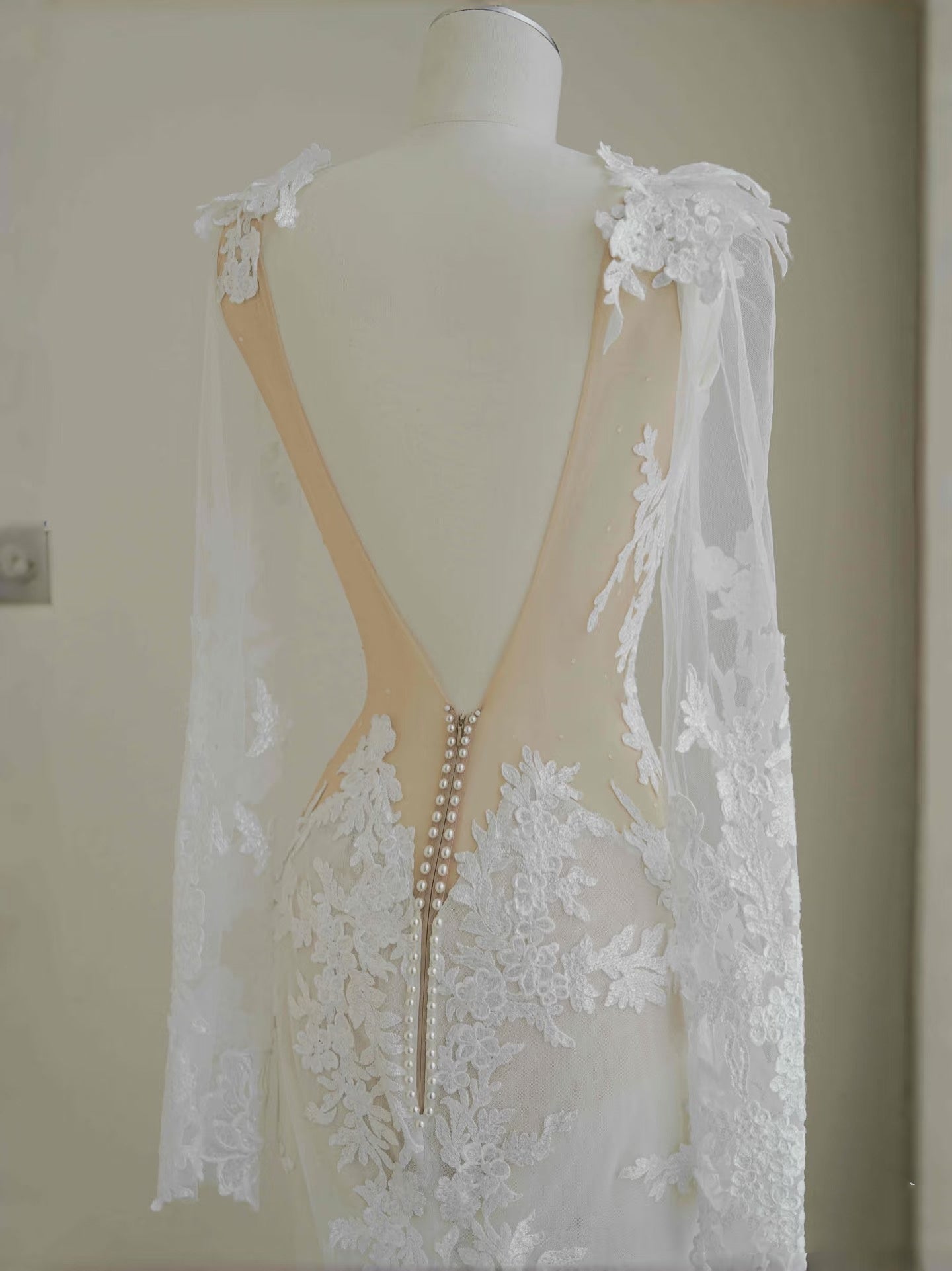 Hermoso vestido de novia largo blanco de encaje con escote en V y corte sirena, vestidos de novia modestos D2726