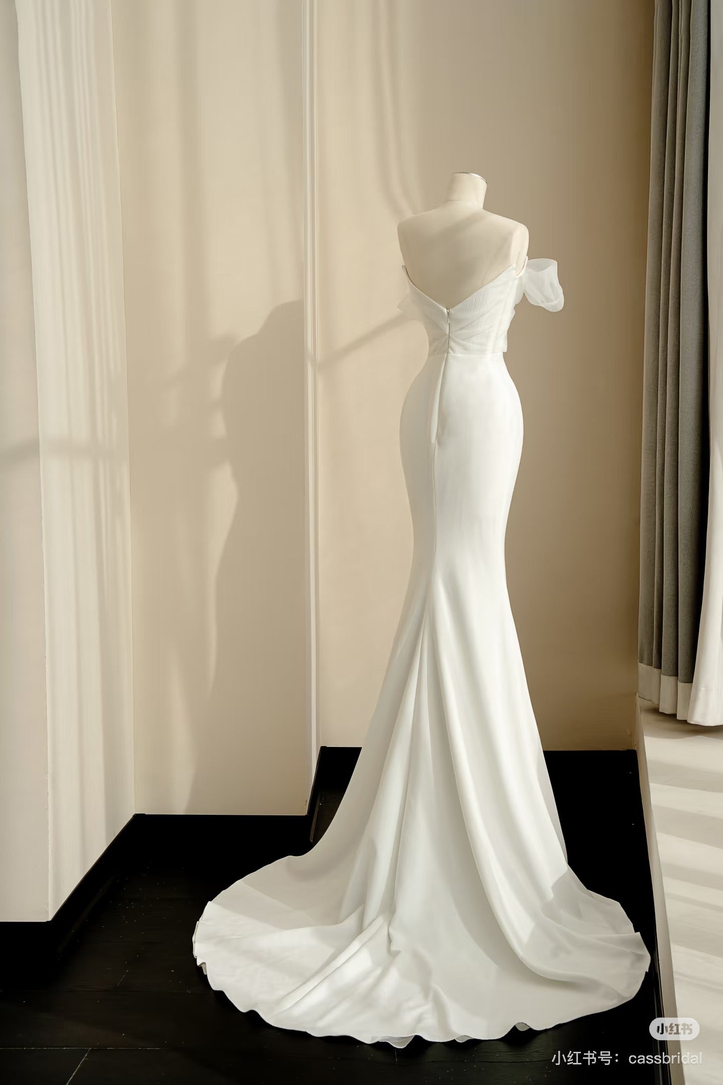 Vestido de novia sencillo de corte sirena con escote corazón, blanco, largo hasta el suelo, estilo minimalista, D2728