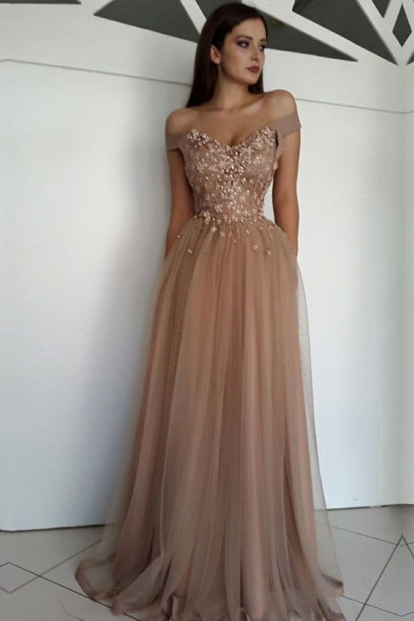 Hermosos vestidos de fiesta largos de tul con corte A y hombros descubiertos con apliques