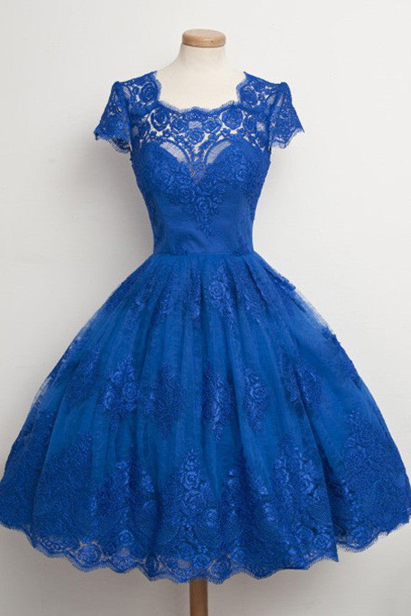 Lujoso vestido de fiesta azul rey, con borde festoneado y largo hasta la rodilla.