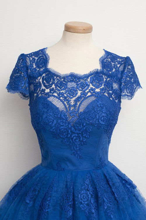 Lujoso vestido de fiesta azul rey, con borde festoneado y largo hasta la rodilla.