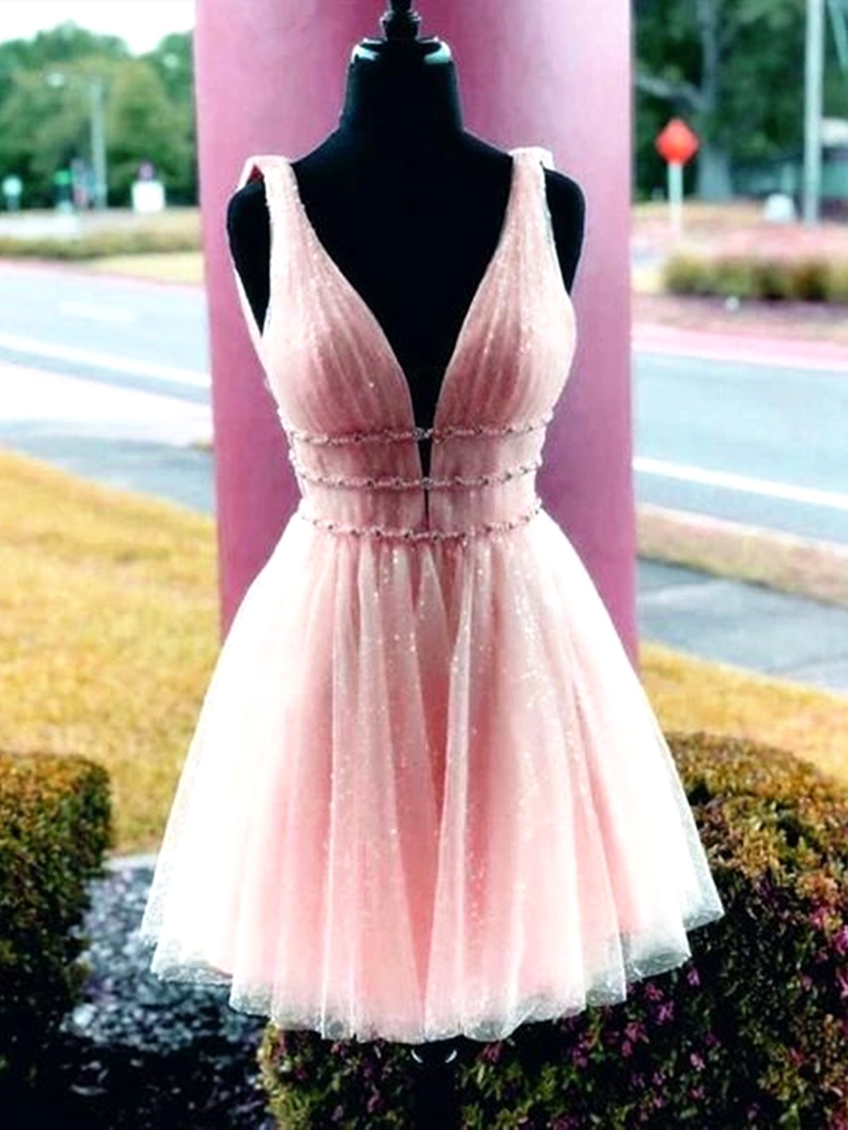 Vestidos de fiesta cortos rosas brillantes con escote en V y corte A, vestidos formales rosas brillantes para el regreso a casa.
