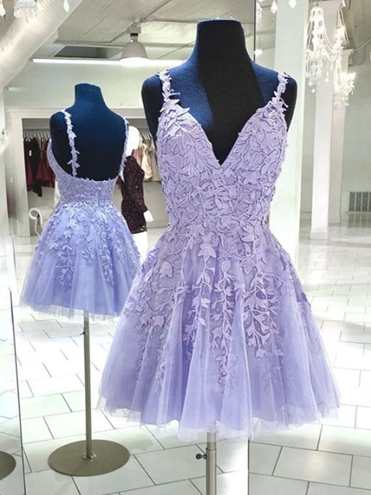 Vestidos de fiesta cortos de encaje morado con escote en V, vestidos formales cortos de encaje morado para el regreso a casa.